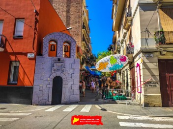 Улица Хоан Бланкес де Байш (Carrer de Joan Blanques de Baix): «Сант Медиар в августе» — дань уважения другой крупной фиесте Грасии. (‘Sant Medir a l’agost’. Un homenatge a l’altra festa gran de Gràcia.) - Феста Майор де Грасиа 2024 (Festa Major de Gràcia 2024)