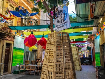 Улица Хоан Бланкес де Байш де Тот (Carrer de Joan Blanques de Baix de Tot): «Голландия JBdbDt» — прогулка по голландскому пейзажу. (‘Holanda JBdbDt’. Un passeig pel paisatge holandès.) - Феста Майор де Грасиа 2024 (Festa Major de Gràcia 2024)