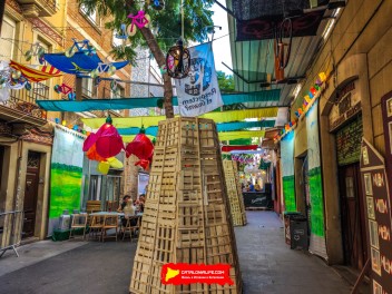 Улица Хоан Бланкес де Байш де Тот (Carrer de Joan Blanques de Baix de Tot): «Голландия JBdbDt» — прогулка по голландскому пейзажу. (‘Holanda JBdbDt’. Un passeig pel paisatge holandès.) - Феста Майор де Грасиа 2024 (Festa Major de Gràcia 2024)