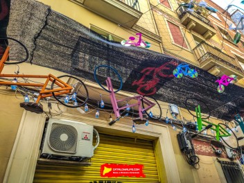Улица Хоан Бланкес де Байш де Тот (Carrer de Joan Blanques de Baix de Tot): «Голландия JBdbDt» — прогулка по голландскому пейзажу. (‘Holanda JBdbDt’. Un passeig pel paisatge holandès.) - Феста Майор де Грасиа 2024 (Festa Major de Gràcia 2024)