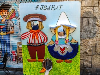 Улица Хоан Бланкес де Байш де Тот (Carrer de Joan Blanques de Baix de Tot): «Голландия JBdbDt» — прогулка по голландскому пейзажу. (‘Holanda JBdbDt’. Un passeig pel paisatge holandès.) - Феста Майор де Грасиа 2024 (Festa Major de Gràcia 2024)
