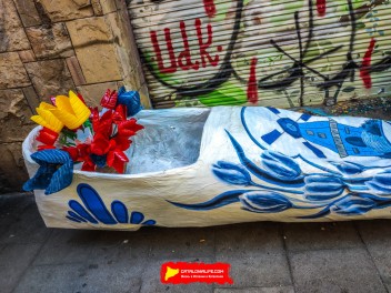 Улица Хоан Бланкес де Байш де Тот (Carrer de Joan Blanques de Baix de Tot): «Голландия JBdbDt» — прогулка по голландскому пейзажу. (‘Holanda JBdbDt’. Un passeig pel paisatge holandès.) - Феста Майор де Грасиа 2024 (Festa Major de Gràcia 2024)