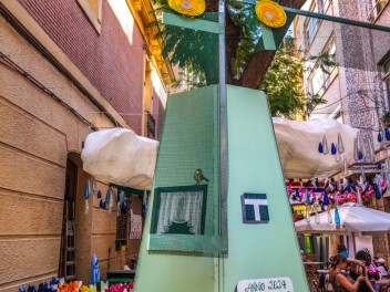 Улица Хоан Бланкес де Байш де Тот (Carrer de Joan Blanques de Baix de Tot): «Голландия JBdbDt» — прогулка по голландскому пейзажу. (‘Holanda JBdbDt’. Un passeig pel paisatge holandès.) - Феста Майор де Грасиа 2024 (Festa Major de Gràcia 2024)
