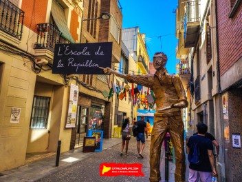 Улица Сьюдад Реаль (Carrer de Ciudad Real): «Республиканская школа» — дань уважения школам и библиотекам, функционировавшим во время Второй Испанской Республики. (‘Escola republicana’. Un homenatge a les escoles i els bibliobusos que van funcionar durant la República.) - Феста Майор де Грасиа 2024 (Festa Major de Gràcia 2024)