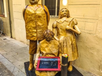 Улица Сьюдад Реаль (Carrer de Ciudad Real): «Республиканская школа» — дань уважения школам и библиотекам, функционировавшим во время Второй Испанской Республики. (‘Escola republicana’. Un homenatge a les escoles i els bibliobusos que van funcionar durant la República.) - Феста Майор де Грасиа 2024 (Festa Major de Gràcia 2024)