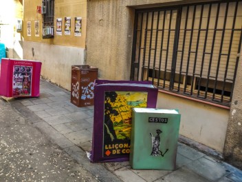Улица Сьюдад Реаль (Carrer de Ciudad Real): «Республиканская школа» — дань уважения школам и библиотекам, функционировавшим во время Второй Испанской Республики. (‘Escola republicana’. Un homenatge a les escoles i els bibliobusos que van funcionar durant la República.) - Феста Майор де Грасиа 2024 (Festa Major de Gràcia 2024)