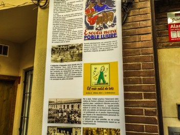 Улица Сьюдад Реаль (Carrer de Ciudad Real): «Республиканская школа» — дань уважения школам и библиотекам, функционировавшим во время Второй Испанской Республики. (‘Escola republicana’. Un homenatge a les escoles i els bibliobusos que van funcionar durant la República.) - Феста Майор де Грасиа 2024 (Festa Major de Gràcia 2024)