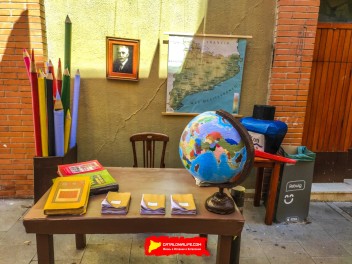 Улица Сьюдад Реаль (Carrer de Ciudad Real): «Республиканская школа» — дань уважения школам и библиотекам, функционировавшим во время Второй Испанской Республики. (‘Escola republicana’. Un homenatge a les escoles i els bibliobusos que van funcionar durant la República.) - Феста Майор де Грасиа 2024 (Festa Major de Gràcia 2024)