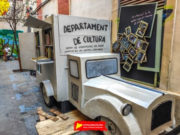 Улица Сьюдад Реаль (Carrer de Ciudad Real): «Республиканская школа» — дань уважения школам и библиотекам, функционировавшим во время Второй Испанской Республики. (‘Escola republicana’. Un homenatge a les escoles i els bibliobusos que van funcionar durant la República.) - Феста Майор де Грасиа 2024 (Festa Major de Gràcia 2024)