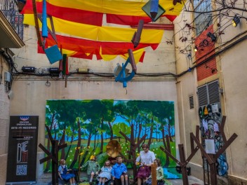 Улица Сьюдад Реаль (Carrer de Ciudad Real): «Республиканская школа» — дань уважения школам и библиотекам, функционировавшим во время Второй Испанской Республики. (‘Escola republicana’. Un homenatge a les escoles i els bibliobusos que van funcionar durant la República.) - Феста Майор де Грасиа 2024 (Festa Major de Gràcia 2024)