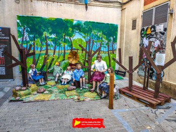 Улица Сьюдад Реаль (Carrer de Ciudad Real): «Республиканская школа» — дань уважения школам и библиотекам, функционировавшим во время Второй Испанской Республики. (‘Escola republicana’. Un homenatge a les escoles i els bibliobusos que van funcionar durant la República.) - Феста Майор де Грасиа 2024 (Festa Major de Gràcia 2024)