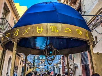 Улица Травессия де Сант Антони (Travessia de Sant Antoni): «Астральный переход» — мир астрологии и знаков зодиака. (‘Travessia astral’. El món de l’astrologia i els signes del zodíac.) - Феста Майор де Грасиа 2024 (Festa Major de Gràcia 2024)