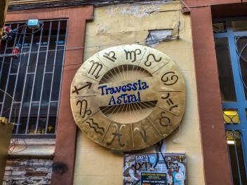 Улица Травессия де Сант Антони (Travessia de Sant Antoni): «Астральный переход» — мир астрологии и знаков зодиака. (‘Travessia astral’. El món de l’astrologia i els signes del zodíac.) - Феста Майор де Грасиа 2024 (Festa Major de Gràcia 2024)