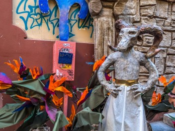 Улица Травессия де Сант Антони (Travessia de Sant Antoni): «Астральный переход» — мир астрологии и знаков зодиака. (‘Travessia astral’. El món de l’astrologia i els signes del zodíac.) - Феста Майор де Грасиа 2024 (Festa Major de Gràcia 2024)