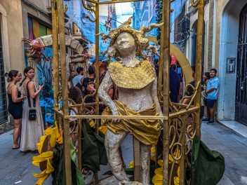 Улица Травессия де Сант Антони (Travessia de Sant Antoni): «Астральный переход» — мир астрологии и знаков зодиака. (‘Travessia astral’. El món de l’astrologia i els signes del zodíac.) - Феста Майор де Грасиа 2024 (Festa Major de Gràcia 2024)