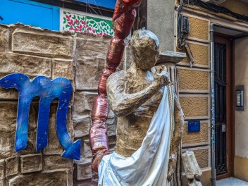 Улица Травессия де Сант Антони (Travessia de Sant Antoni): «Астральный переход» — мир астрологии и знаков зодиака. (‘Travessia astral’. El món de l’astrologia i els signes del zodíac.) - Феста Майор де Грасиа 2024 (Festa Major de Gràcia 2024)
