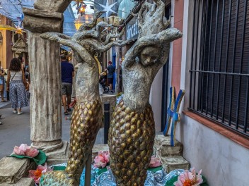 Улица Травессия де Сант Антони (Travessia de Sant Antoni): «Астральный переход» — мир астрологии и знаков зодиака. (‘Travessia astral’. El món de l’astrologia i els signes del zodíac.) - Феста Майор де Грасиа 2024 (Festa Major de Gràcia 2024)
