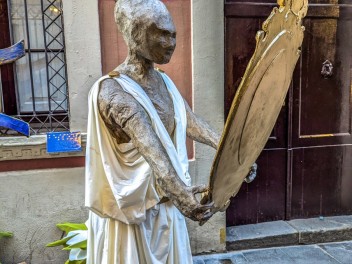 Улица Травессия де Сант Антони (Travessia de Sant Antoni): «Астральный переход» — мир астрологии и знаков зодиака. (‘Travessia astral’. El món de l’astrologia i els signes del zodíac.) - Феста Майор де Грасиа 2024 (Festa Major de Gràcia 2024)