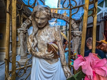 Улица Травессия де Сант Антони (Travessia de Sant Antoni): «Астральный переход» — мир астрологии и знаков зодиака. (‘Travessia astral’. El món de l’astrologia i els signes del zodíac.) - Феста Майор де Грасиа 2024 (Festa Major de Gràcia 2024)