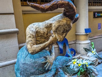 Улица Травессия де Сант Антони (Travessia de Sant Antoni): «Астральный переход» — мир астрологии и знаков зодиака. (‘Travessia astral’. El món de l’astrologia i els signes del zodíac.) - Феста Майор де Грасиа 2024 (Festa Major de Gràcia 2024)