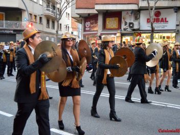 Фотоотчет с праздничного карнавала в Барселоне на улице Сантс (Sants) от 25.02.2017 (Гран-Руа-де-Карнавал де Сантс)
