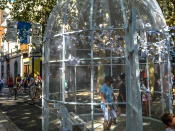 Фотоотчёт: Пласа Ровира и Триас (Plaça Rovira i Trias) Крыльями своими лететь (Alis volat propiis) - Феста Майор де Грасиа 2023 (Festa Major de Gràcia 2023)