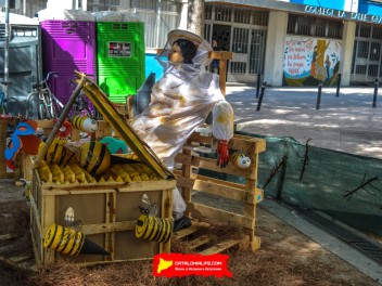 Фотоотчёт: Пласа дель Норд (Plaça del Nord) Летом каждая бука жива (A l’estiu tota cuca viu) - Феста Майор де Грасиа 2023 (Festa Major de Gràcia 2023)