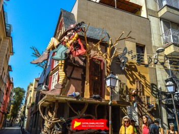 Фотоотчёт: Улица Верди (carrer Verdi) Флейтист из Гамельна (El flautista d'Hamelín) - Феста Майор де Грасиа 2023 (Festa Major de Gràcia 2023)