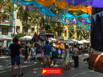 Фотоотчёт: Пласа де ла Вила (Plaça de la Vila) Любая ночь - солнечная (Qualsevol nit pot sortir el sol) - Феста Майор де Грасиа 2023 (Festa Major de Gràcia 2023)