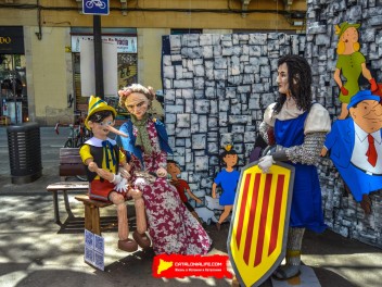 Фотоотчёт: Пласа де ла Вила (Plaça de la Vila) Любая ночь - солнечная (Qualsevol nit pot sortir el sol) - Феста Майор де Грасиа 2023 (Festa Major de Gràcia 2023)
