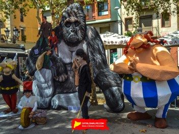 Фотоотчёт: Пласа де ла Вила (Plaça de la Vila) Любая ночь - солнечная (Qualsevol nit pot sortir el sol) - Феста Майор де Грасиа 2023 (Festa Major de Gràcia 2023)
