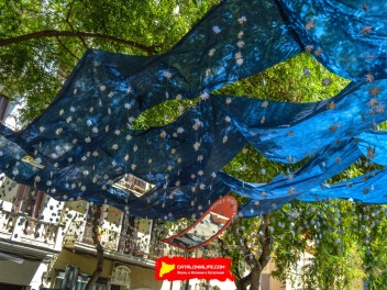 Фотоотчёт: Пласа де ла Вила (Plaça de la Vila) Любая ночь - солнечная (Qualsevol nit pot sortir el sol) - Феста Майор де Грасиа 2023 (Festa Major de Gràcia 2023)