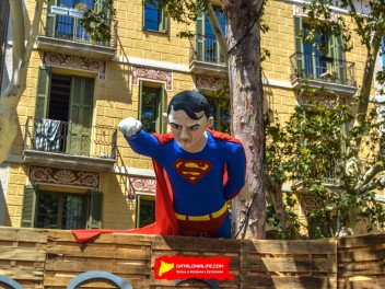 Фотоотчёт: Пласа де ла Вила (Plaça de la Vila) Любая ночь - солнечная (Qualsevol nit pot sortir el sol) - Феста Майор де Грасиа 2023 (Festa Major de Gràcia 2023)