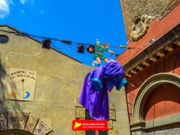 Фотоотчёт: Пласа де ла Вила (Plaça de la Vila) Любая ночь - солнечная (Qualsevol nit pot sortir el sol) - Феста Майор де Грасиа 2023 (Festa Major de Gràcia 2023)
