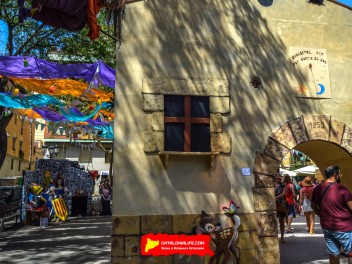 Фотоотчёт: Пласа де ла Вила (Plaça de la Vila) Любая ночь - солнечная (Qualsevol nit pot sortir el sol) - Феста Майор де Грасиа 2023 (Festa Major de Gràcia 2023)