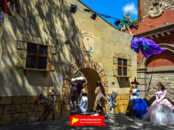 Фотоотчёт: Пласа де ла Вила (Plaça de la Vila) Любая ночь - солнечная (Qualsevol nit pot sortir el sol) - Феста Майор де Грасиа 2023 (Festa Major de Gràcia 2023)