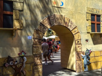 Фотоотчёт: Пласа де ла Вила (Plaça de la Vila) Любая ночь - солнечная (Qualsevol nit pot sortir el sol) - Феста Майор де Грасиа 2023 (Festa Major de Gràcia 2023)