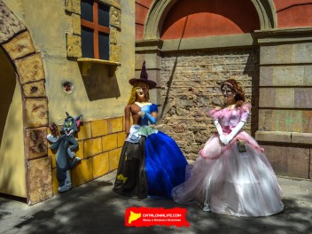 Фотоотчёт: Пласа де ла Вила (Plaça de la Vila) Любая ночь - солнечная (Qualsevol nit pot sortir el sol) - Феста Майор де Грасиа 2023 (Festa Major de Gràcia 2023)