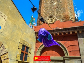 Фотоотчёт: Пласа де ла Вила (Plaça de la Vila) Любая ночь - солнечная (Qualsevol nit pot sortir el sol) - Феста Майор де Грасиа 2023 (Festa Major de Gràcia 2023)