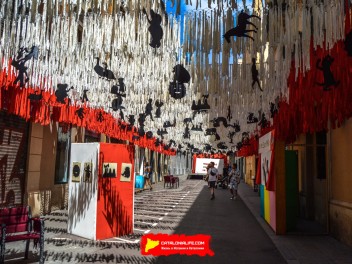 Фотоотчёт: Пласета де Сант Микель (Placeta de Sant Miquel) Театр теней. Компания La Placeta (“Teatret d’ombres. Companyia La Placeta) - Феста Майор де Грасиа 2023 (Festa Major de Gràcia 2023)