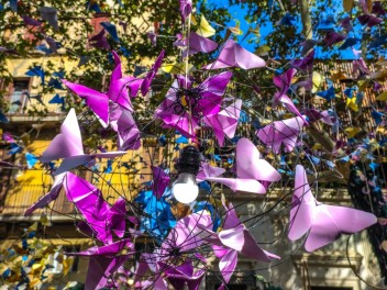 Фотоотчёт: Пласа Ровира и Триас (Plaça Rovira i Trias) Крыльями своими лететь (Alis volat propiis) - Феста Майор де Грасиа 2023 (Festa Major de Gràcia 2023)