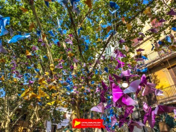Фотоотчёт: Пласа Ровира и Триас (Plaça Rovira i Trias) Крыльями своими лететь (Alis volat propiis) - Феста Майор де Грасиа 2023 (Festa Major de Gràcia 2023)