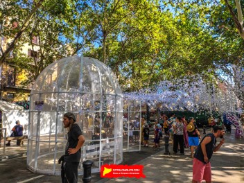 Фотоотчёт: Пласа Ровира и Триас (Plaça Rovira i Trias) Крыльями своими лететь (Alis volat propiis) - Феста Майор де Грасиа 2023 (Festa Major de Gràcia 2023)
