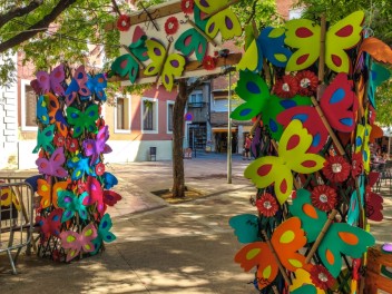 Фотоотчёт: Пласа дель Норд (Plaça del Nord) Летом каждая бука жива (A l’estiu tota cuca viu) - Феста Майор де Грасиа 2023 (Festa Major de Gràcia 2023)