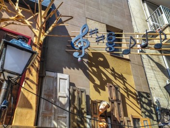 Фотоотчёт: Улица Верди (carrer Verdi) Флейтист из Гамельна (El flautista d'Hamelín) - Феста Майор де Грасиа 2023 (Festa Major de Gràcia 2023)