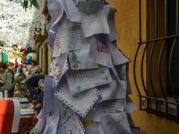 Фотоотчёт: Улица Фратернитат де Байш (carrer Fraternitat de Baix) Рождество (Nadal) - Феста Майор де Грасиа 2023 (Festa Major de Gràcia 2023)
