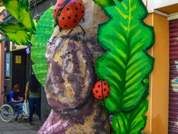 Фотоотчёт: Улица Периль (carrer Perill) Наука о насекомых (Insectes en Perill) - Феста Майор де Грасиа 2023 (Festa Major de Gràcia 2023)