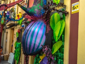 Фотоотчёт: Улица Периль (carrer Perill) Наука о насекомых (Insectes en Perill) - Феста Майор де Грасиа 2023 (Festa Major de Gràcia 2023)