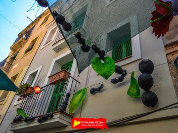 Фотоотчёт: Улица Периль (carrer Perill) Наука о насекомых (Insectes en Perill) - Феста Майор де Грасиа 2023 (Festa Major de Gràcia 2023)