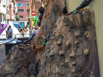 Фотоотчёт: Улица Периль (carrer Perill) Наука о насекомых (Insectes en Perill) - Феста Майор де Грасиа 2023 (Festa Major de Gràcia 2023)